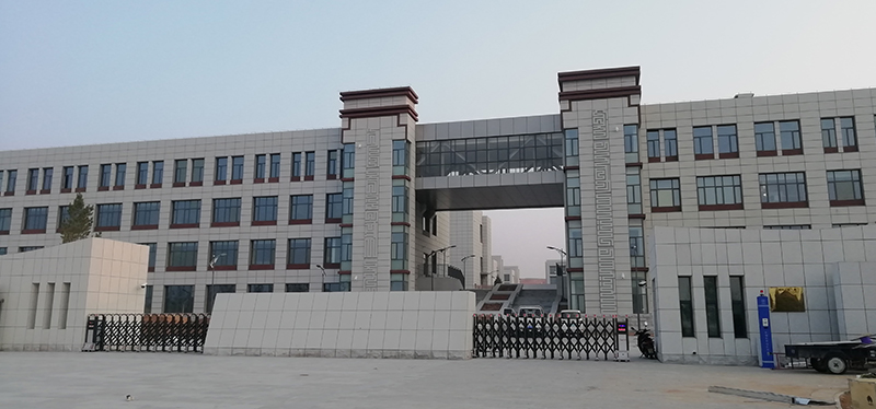 鄂爾多斯市蒙古族學(xué)校電教室電腦桌，安裝升降屏風(fēng)桌