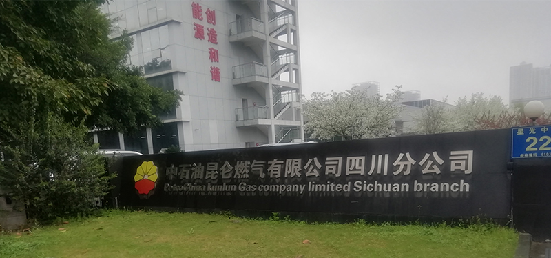 中石油燃?xì)馀嘤?xùn)基地安裝升降屏風(fēng)電腦桌，翻轉(zhuǎn)電腦桌